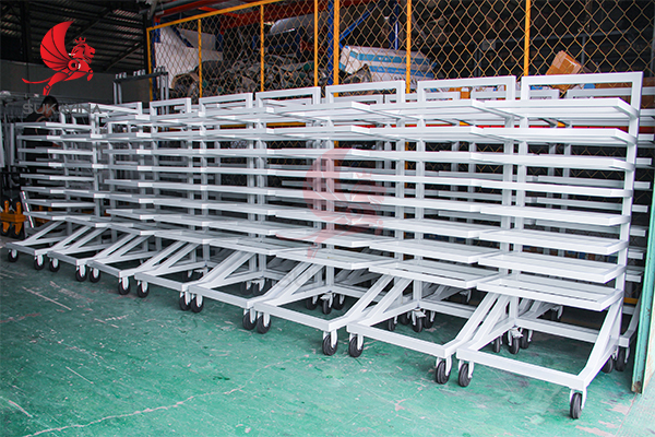 Xe đẩy có bánh xe khóa an toàn – dễ cố định khi cần, đảm bảo không trượt